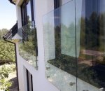 balustrada ze szkła na okno